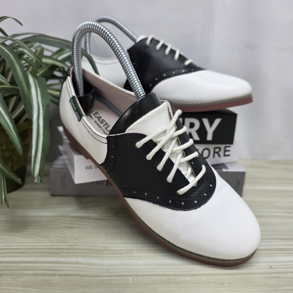 Eastland Black and White Women's Sadie saddle shoes/oxfords size 7